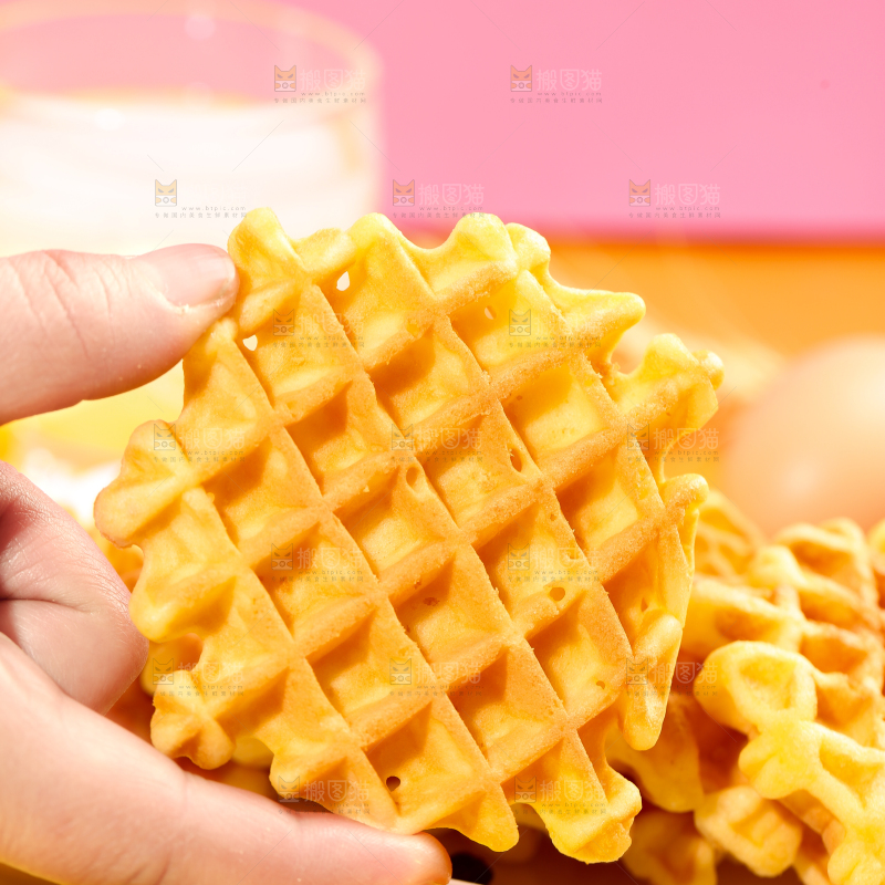手拿华夫蛋糕