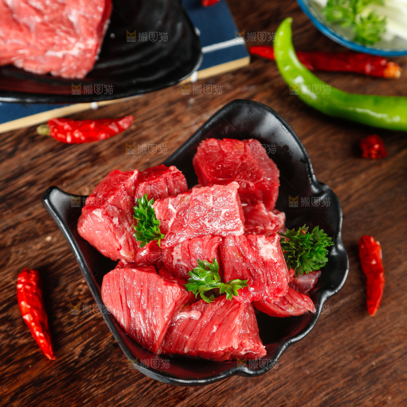 木底上放着一碗鲜牛肉