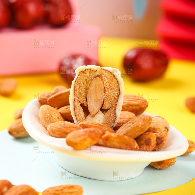 浅底上放着一碟杏仁奶枣