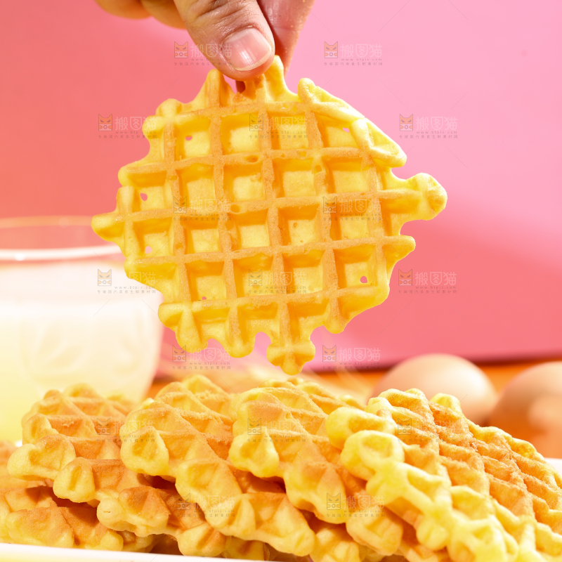 手拿华夫蛋糕