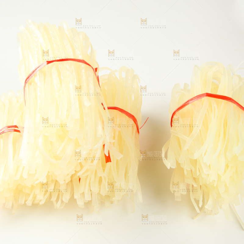 白底上的干河粉