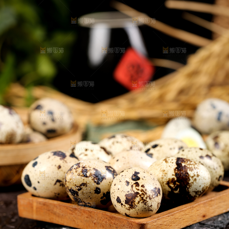 深底上放着一盘鹑鸟蛋