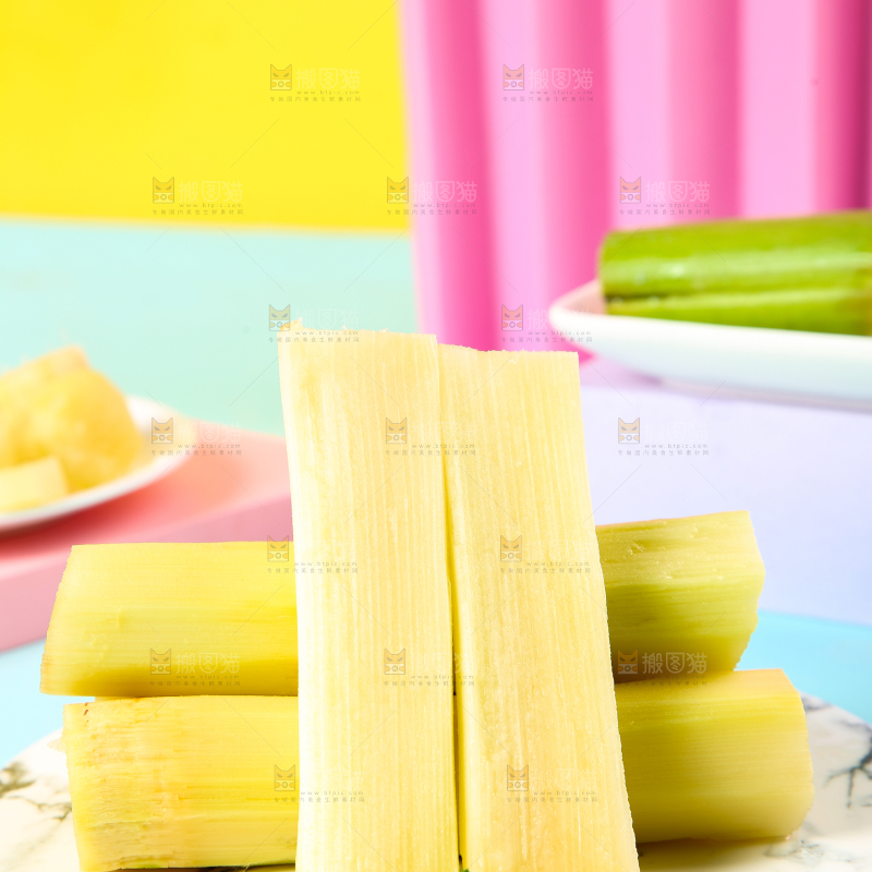 盘子里放着切开的陶山甘蔗