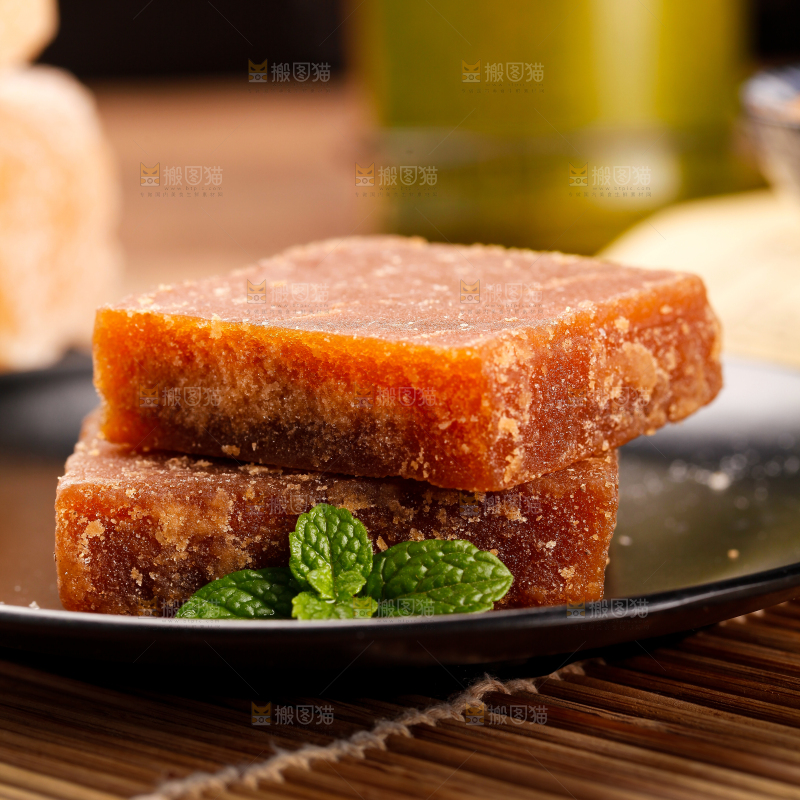 盘子里装着红糖块