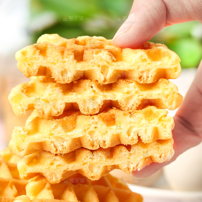 手拿华夫饼