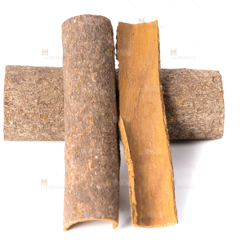 白底上放着干桂皮