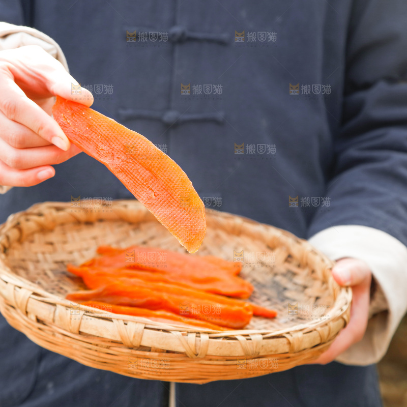 手拿一盘红薯干