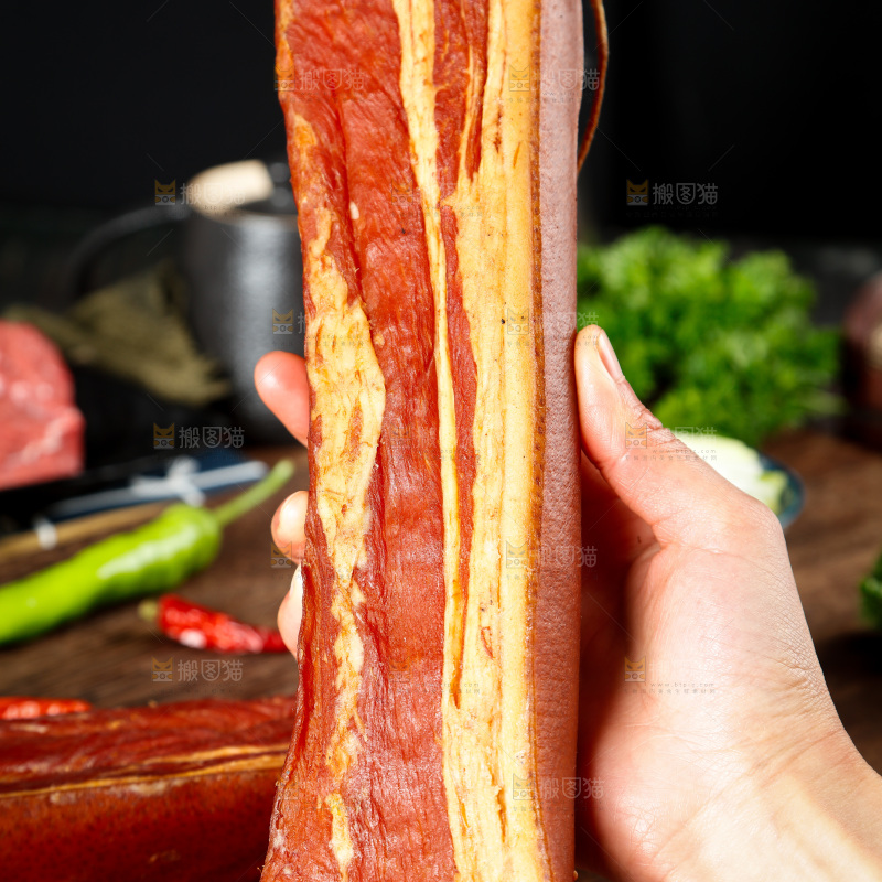 手拿腊肉