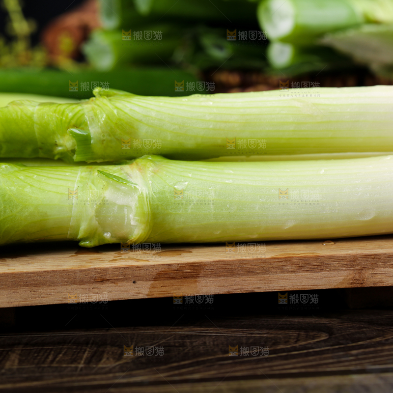 木板上的山东大葱
