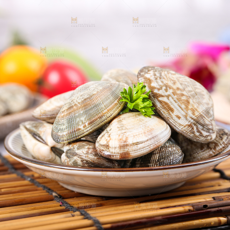 木排上放着一盘花甲