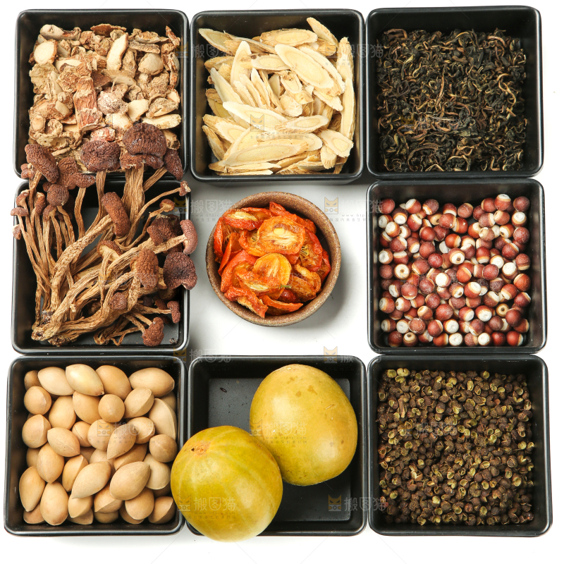 盘子里放着香料组合