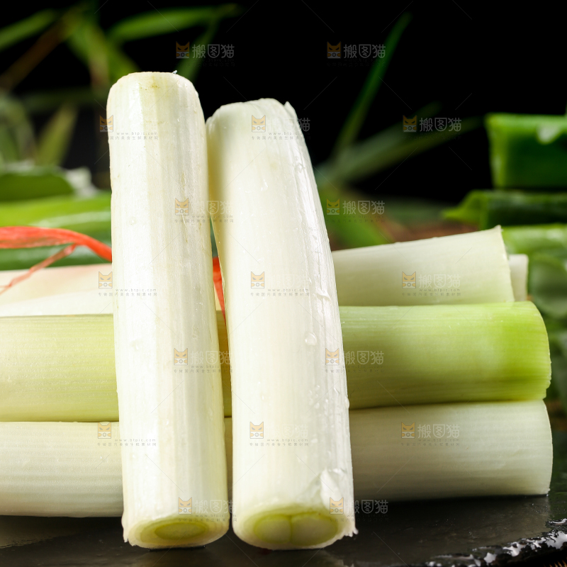 黑石板上的大葱