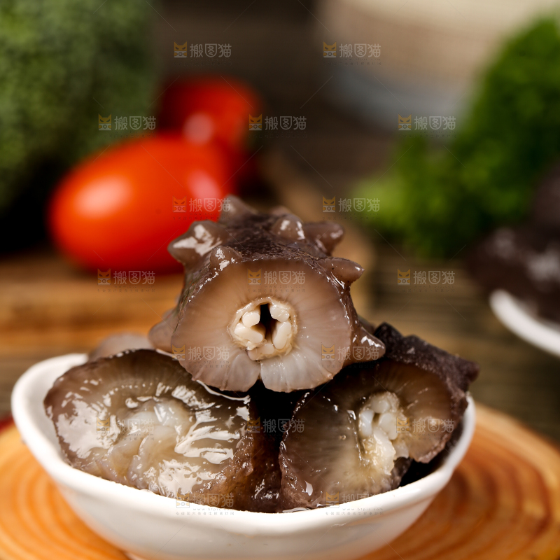 木底上放着一碗海刺参