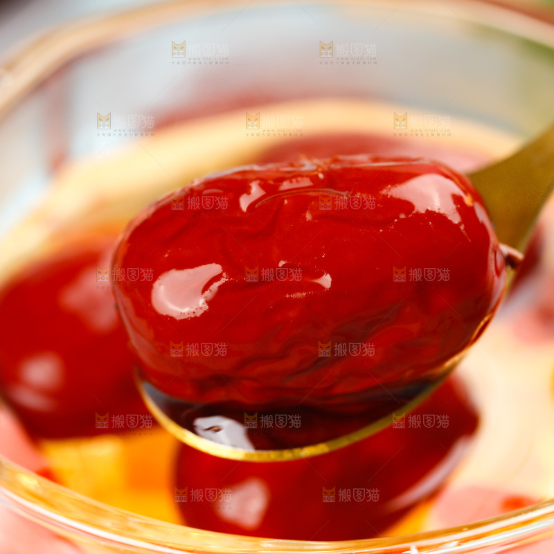 木底上放着一杯红枣茶