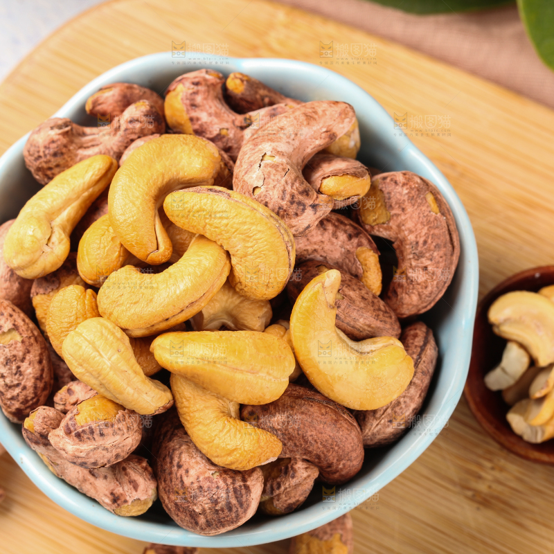 木板上放着一碗炭烧腰果