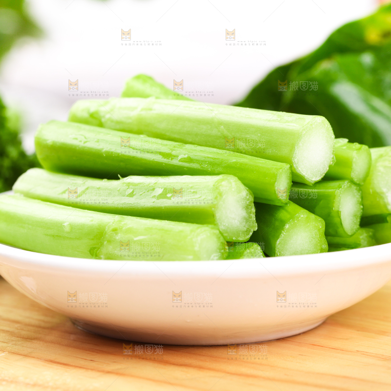 盘子里装着菜苔