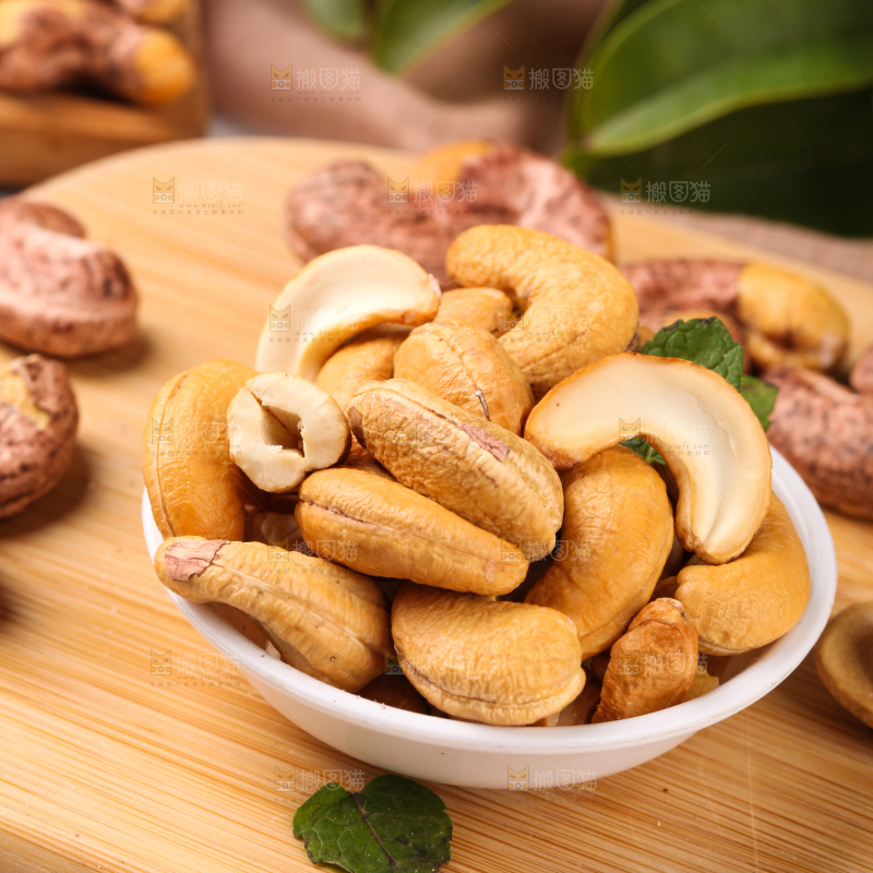 木底上放着一碟剥皮的腰果