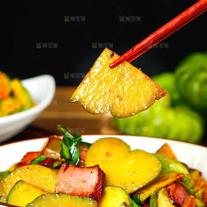 盘子里装着姜柄瓜烧肉