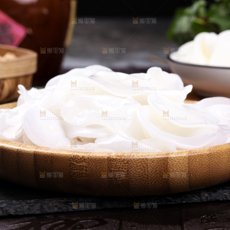 盘子里装着白木耳
