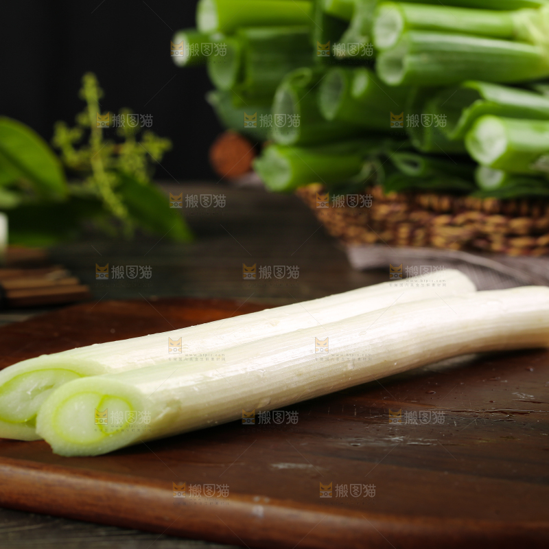 木底上放着甜葱