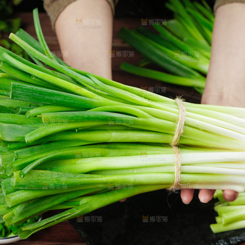 手里拿着小香葱