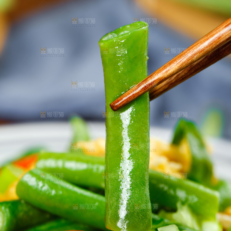 盘子里装着四季豆炒鸡蛋
