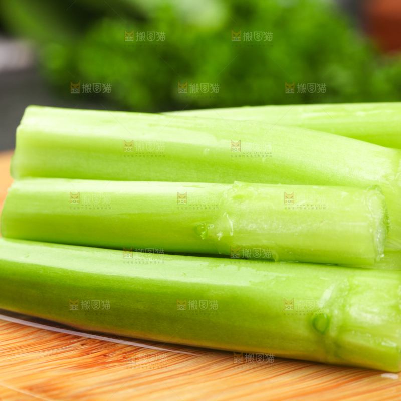 木板上放着菜苔