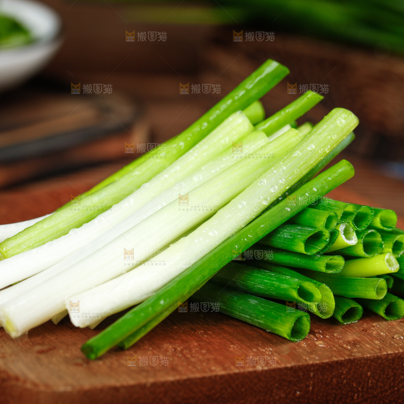 木底上摆放着小香葱