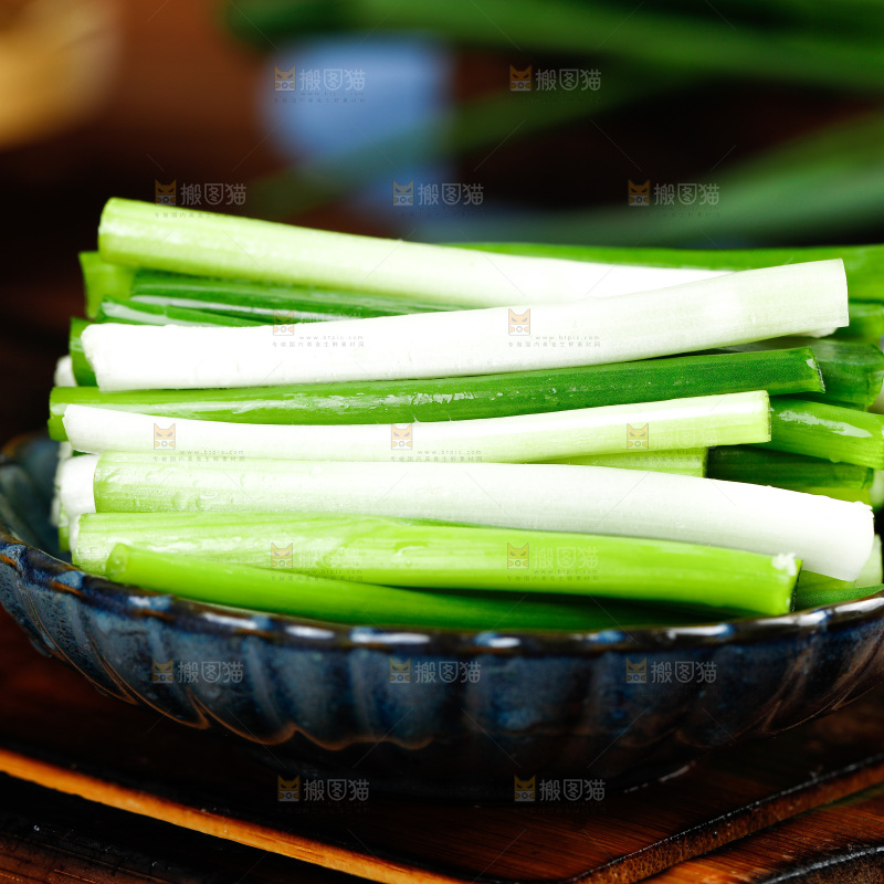 盘子里放着小香葱