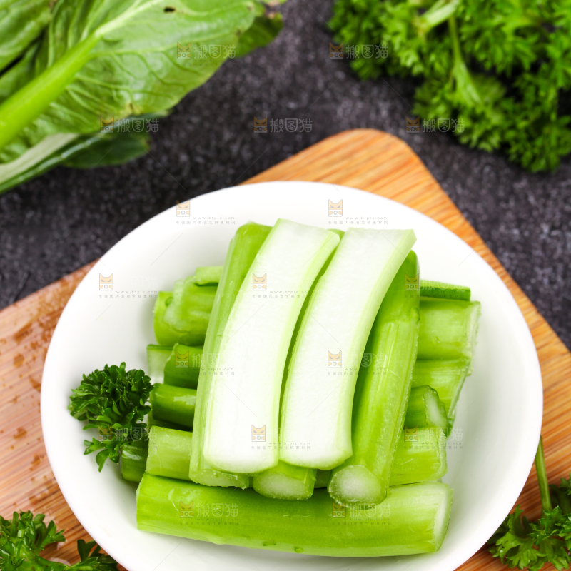 木板上放着菜苔