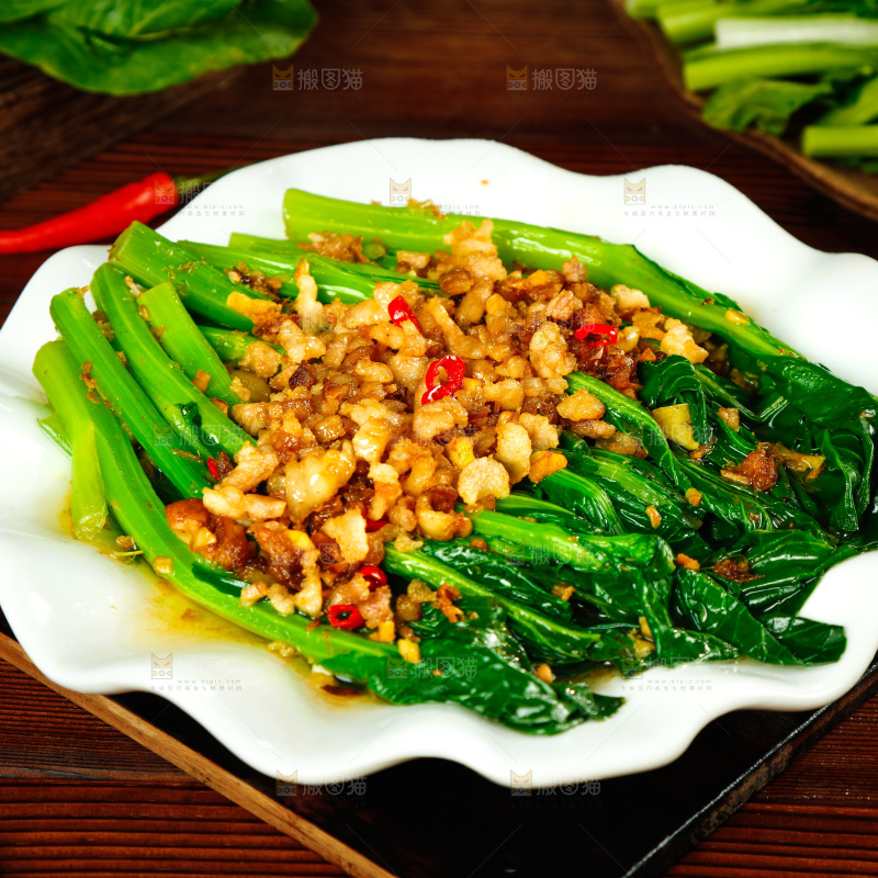 盘子里装着白灼广东菜心