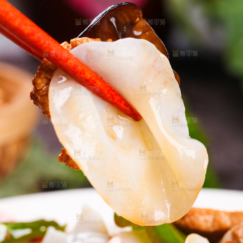 盘子里装着木耳炒肉