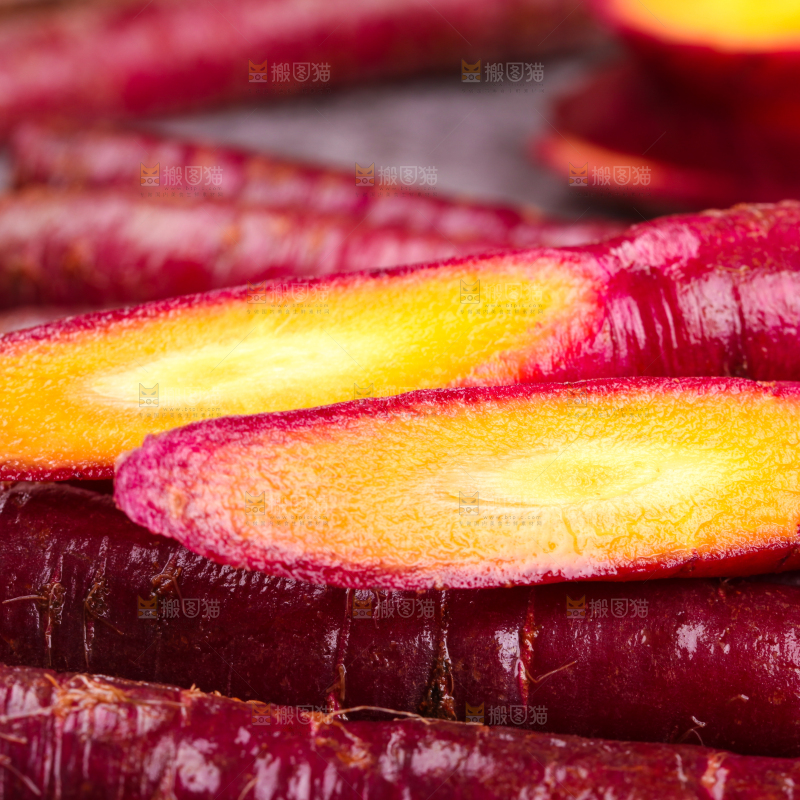 深底上摆放着紫皮胡萝卜