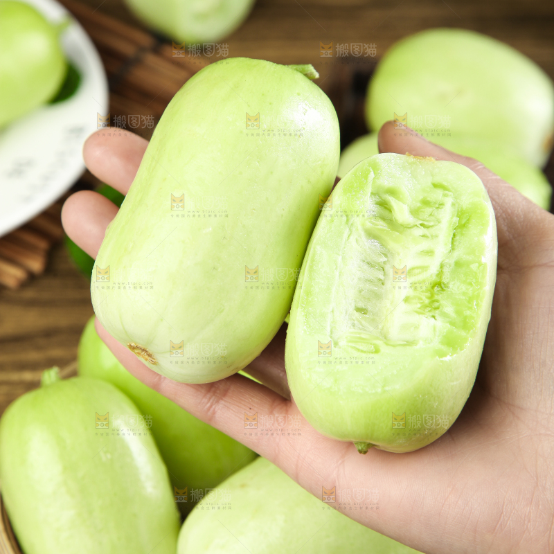 手里拿着玉女瓜