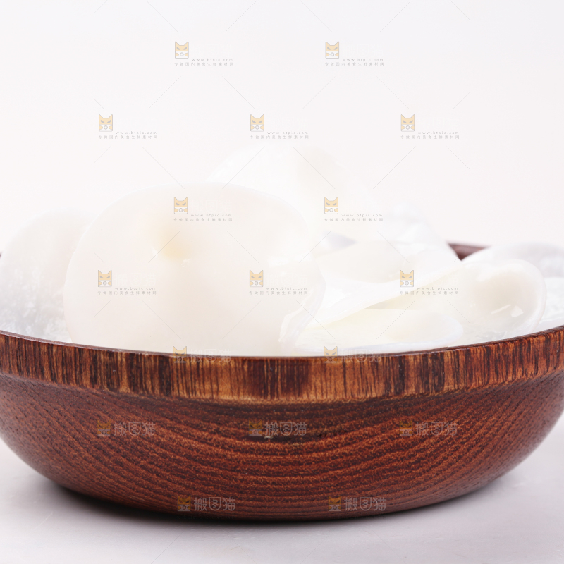 盘子里装着白木耳