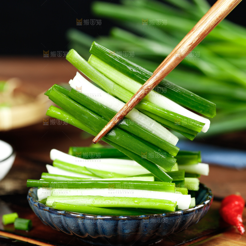 盘子里放着小香葱