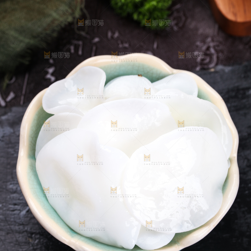 碟子里装着白木耳