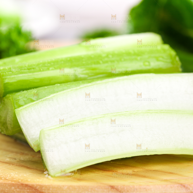 木板上放着菜苔