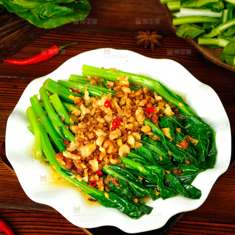 盘子里装着白灼广东菜心