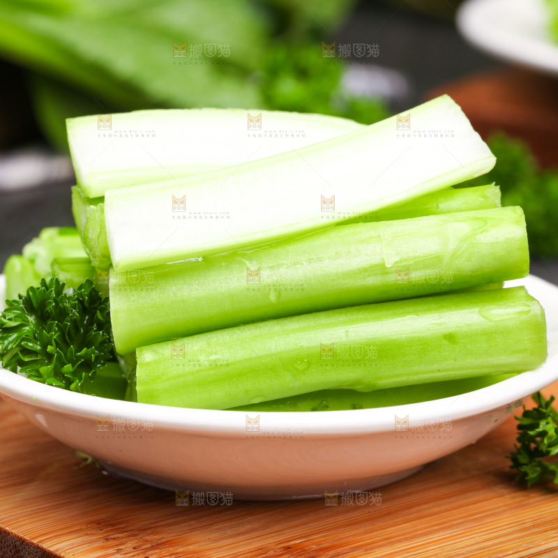 木板上放着菜苔