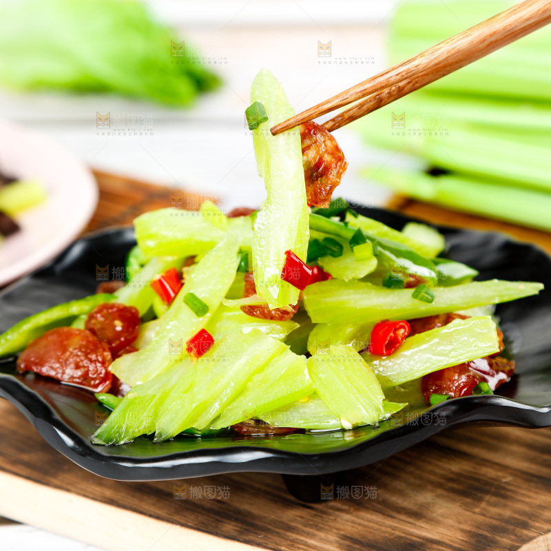 盘里装着芹菜炒木耳
