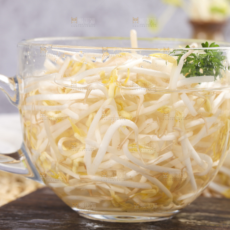 木板上的嫩豆芽