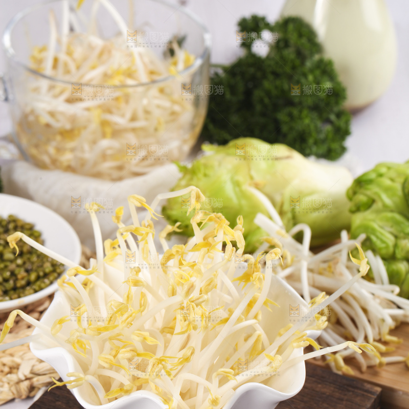 木板上的嫩豆芽