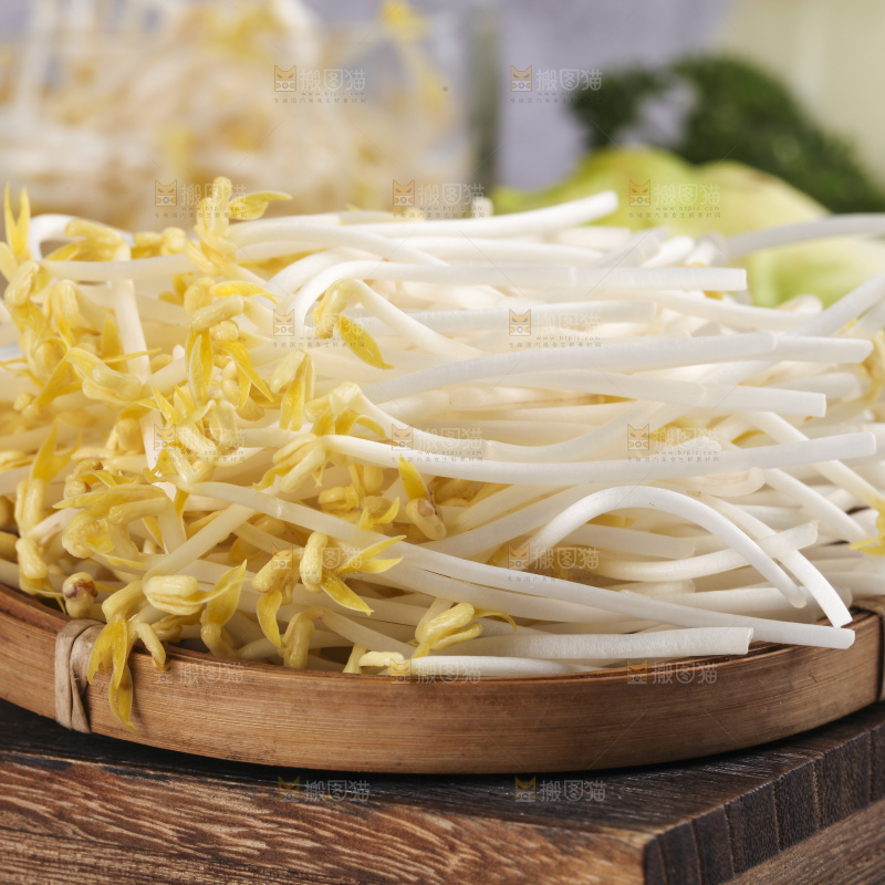 盘子里装着绿豆芽