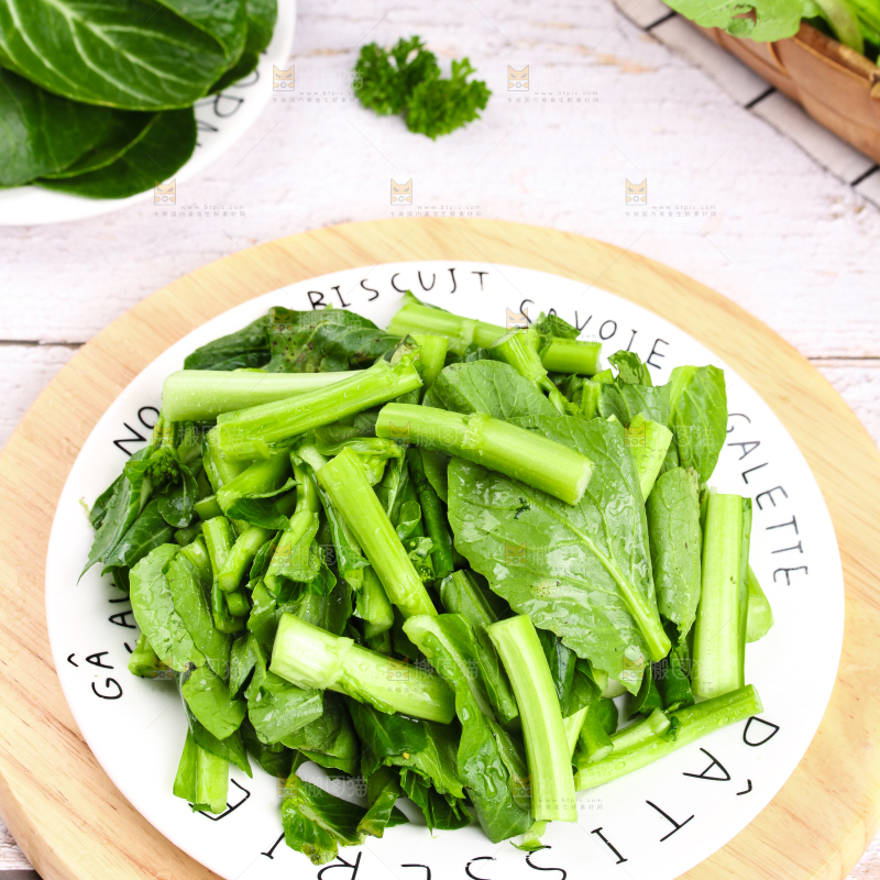 盘子里装着菜苔