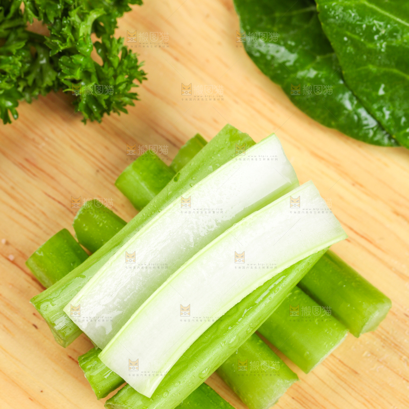 木板上放着菜苔