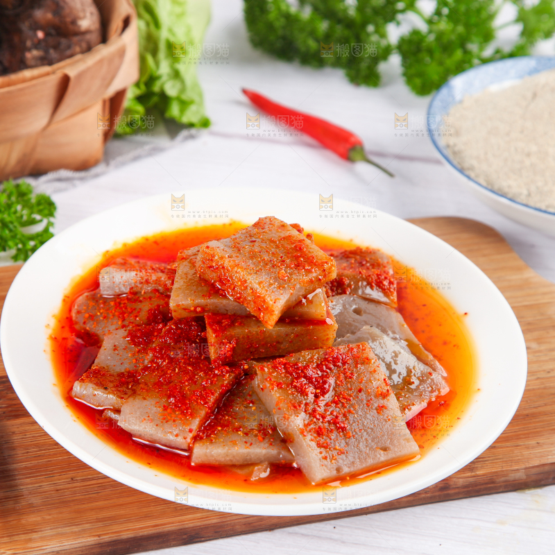 盘子里装着凉拌魔芋豆腐