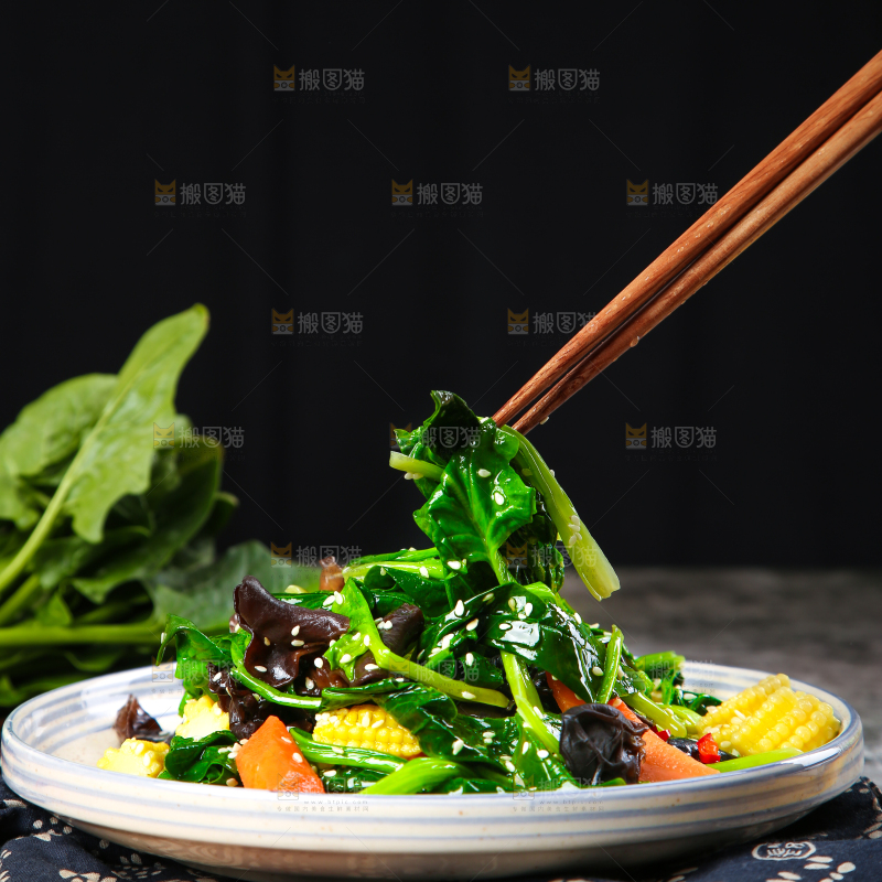 盘子里装着炒菠菜