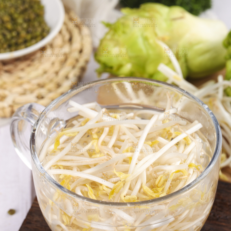 木板上的嫩豆芽
