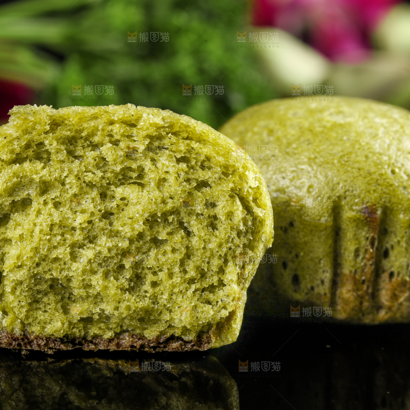 石板上放着抹茶巧克力马拉糕